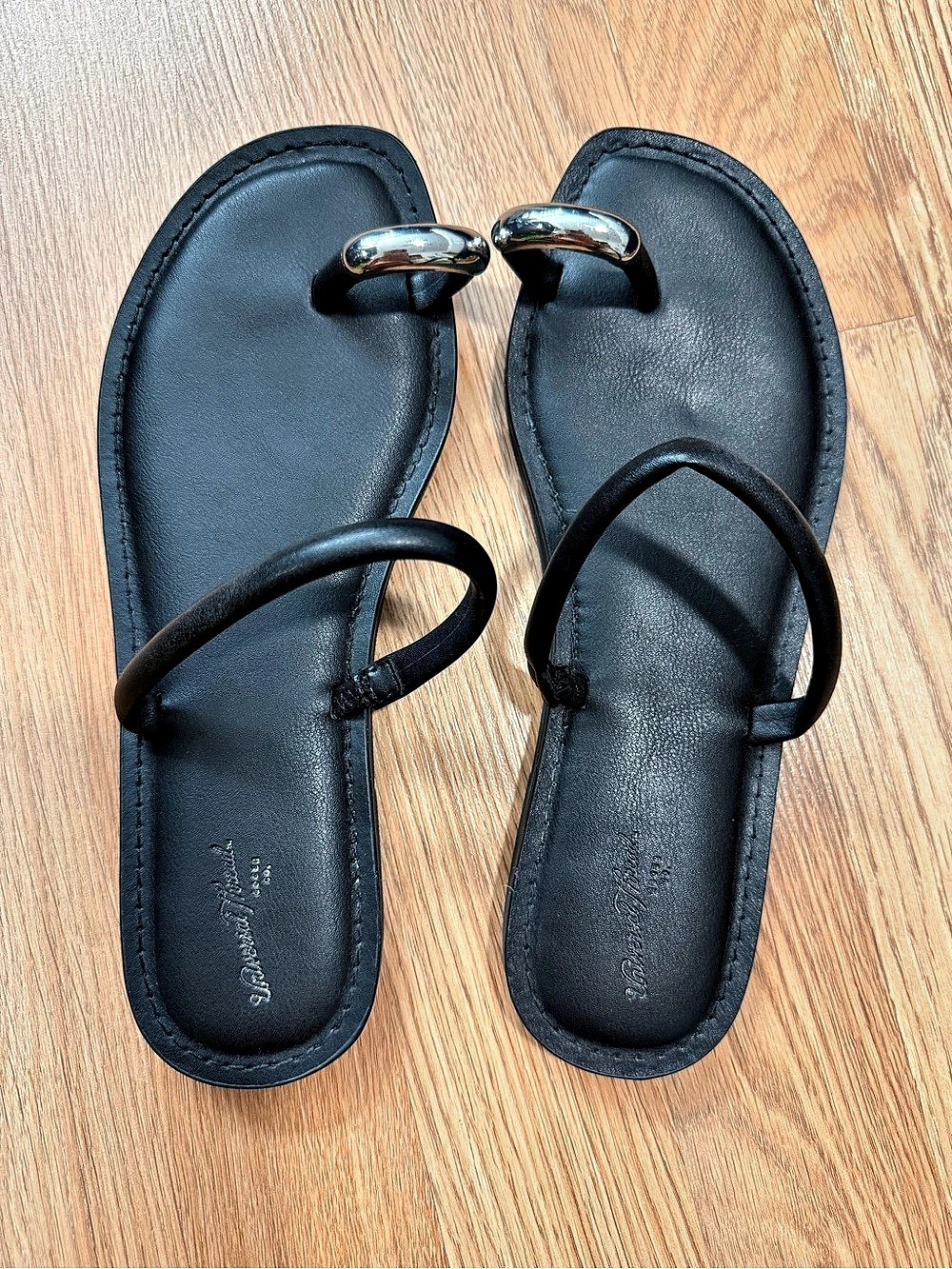 Universal Thread Clara Toe Ring Sandals Black
